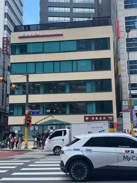 Restaurant Myeongdong Kyoja von außen – Seouls berühmteste Adresse für Kalguksu und Mandu seit 1966, immer voller Touristen und Einheimischer