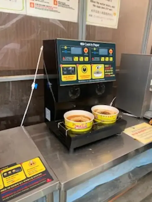 Han-River-Ramen-Kochmaschine im GS25-Convenience-Store – automatischer Heißwasserspender für Instant-Nudeln in Papierschalen
