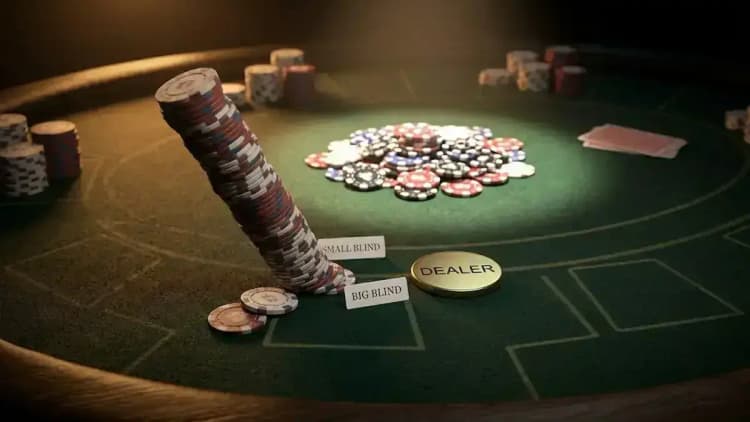 Pila di fiches che cade verso il piatto su un tavolo da poker — un furto dei bui spinto dal bottone