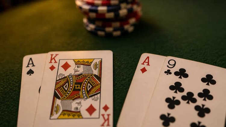 Zwei Starthände nebeneinander auf grünem Filz – A-K neben A-9 – die zeigen, wie dasselbe Ass mit einem schwächeren Kicker zur dominierten Falle wird