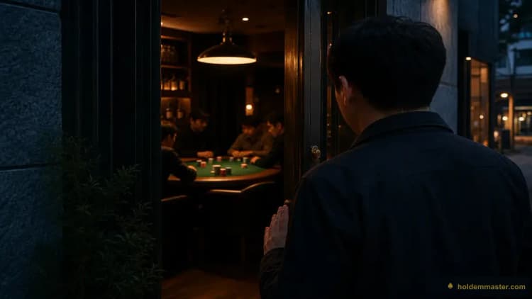 저녁 무렵 홀덤펍 문틈으로 들여다본 홀 — 다섯 명이 각자 카드를 보고 있고 대화 없이 조용하다
