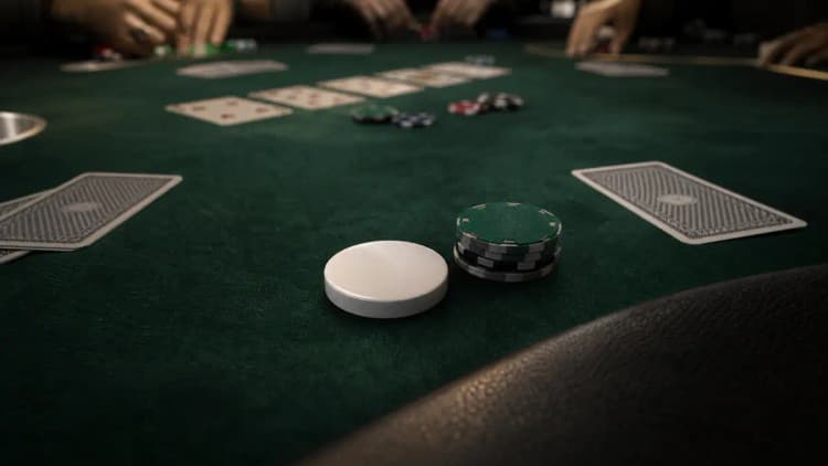 Ein Straddle-Einsatz neben dem Dealer-Button gesetzt, zeigt einen Button- oder Mississippi-Straddle, der für die Hand die letzte Position kauft